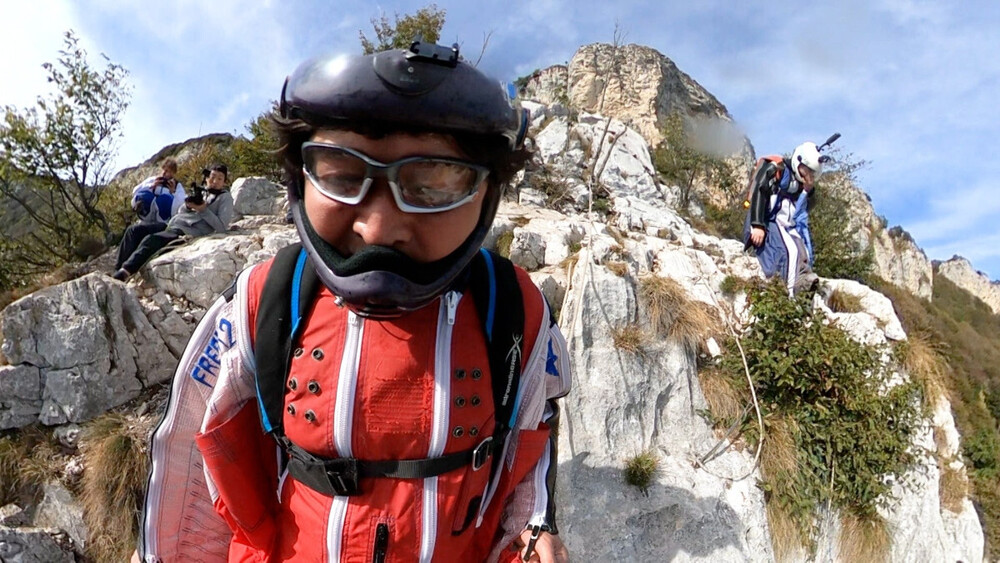 ベースジャンパー久保親子がイタリアで世界初の偉業に挑む『クレイジー