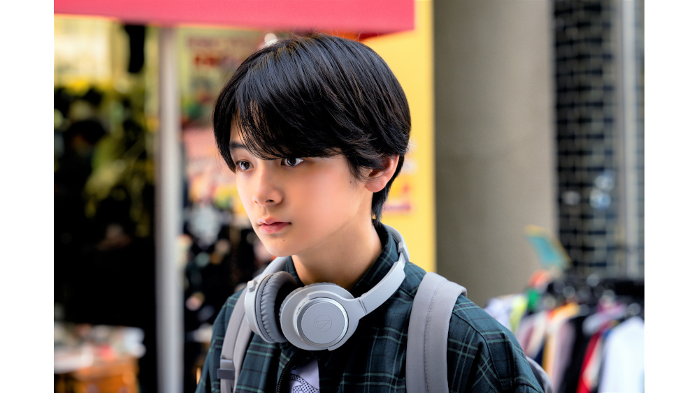 齋藤潤が演じる謎の少年は七苗（川口春奈）、六月（木南晴夏）、八海
