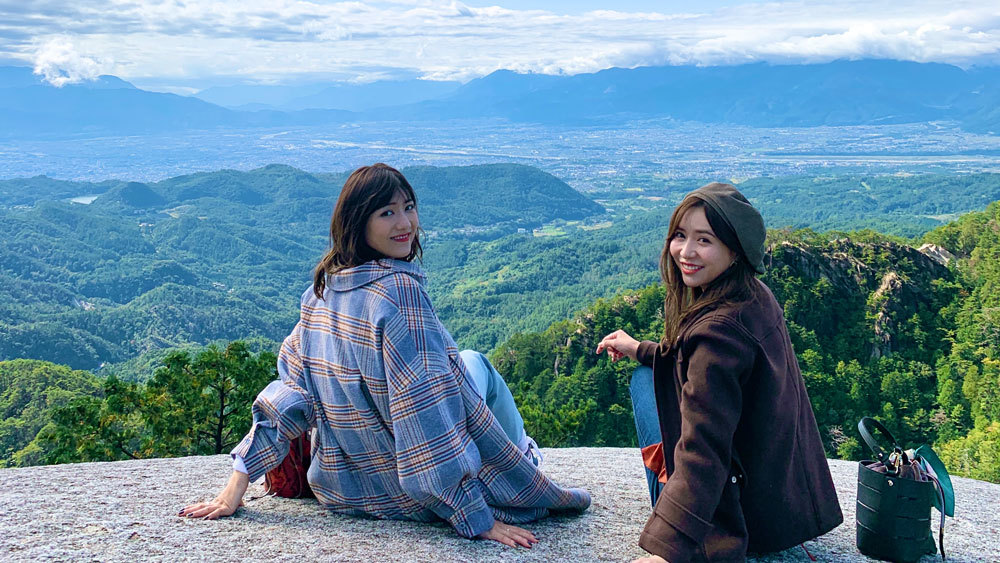元AKB同期の宮澤佐江と河西智美が、山梨・甲府の旅へ❘|タビフク+VR