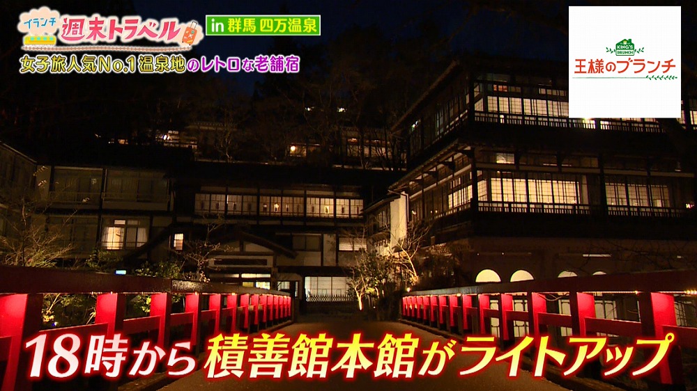夜には本館がライトアップ