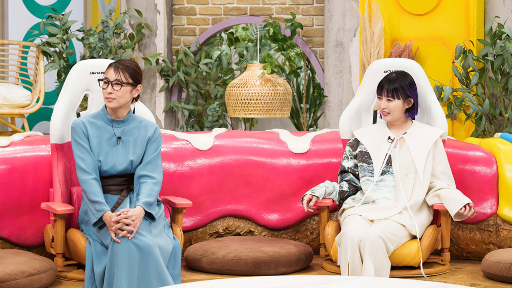 左から、女優の水野美紀さん、歌手のPORINさんは号泣