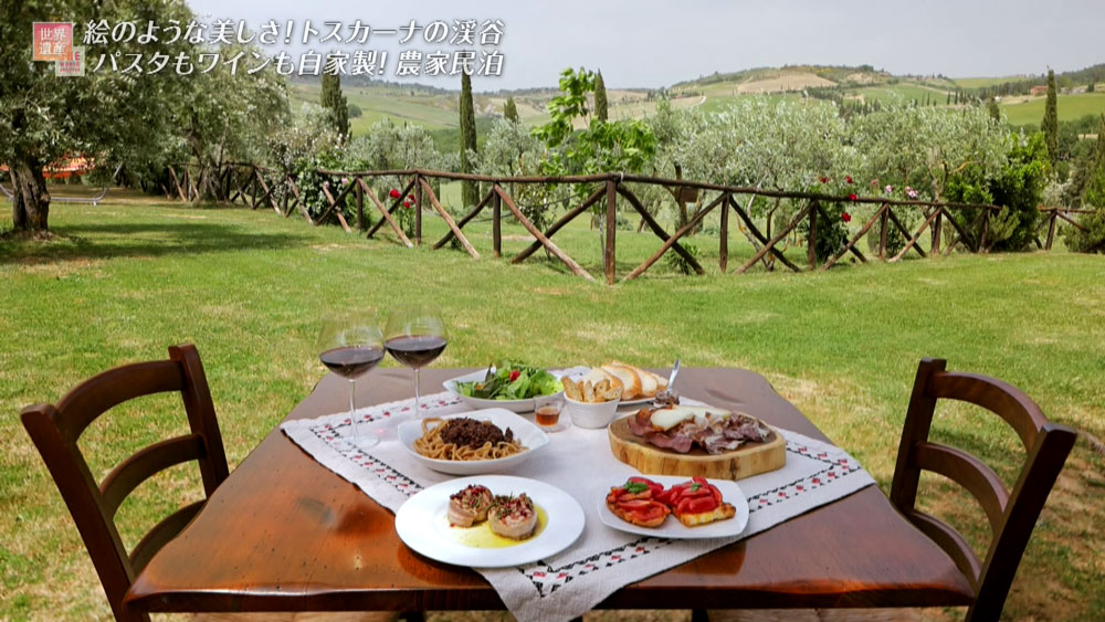 食卓に並ぶワインや、料理に使われるオリーブオイルも自家製