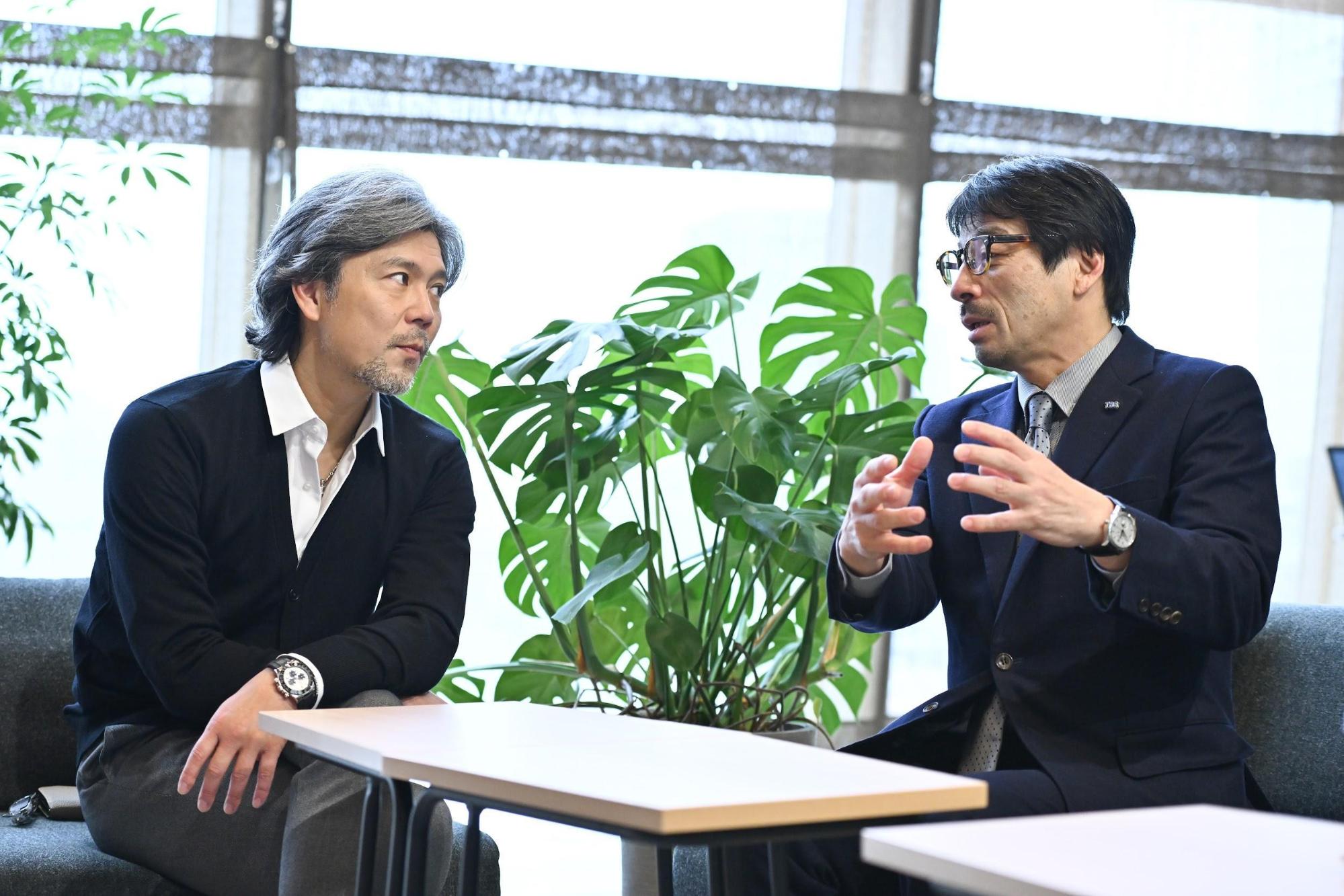 左から熊川哲也氏、佐々木卓TBSホールディングス代表取締役社長