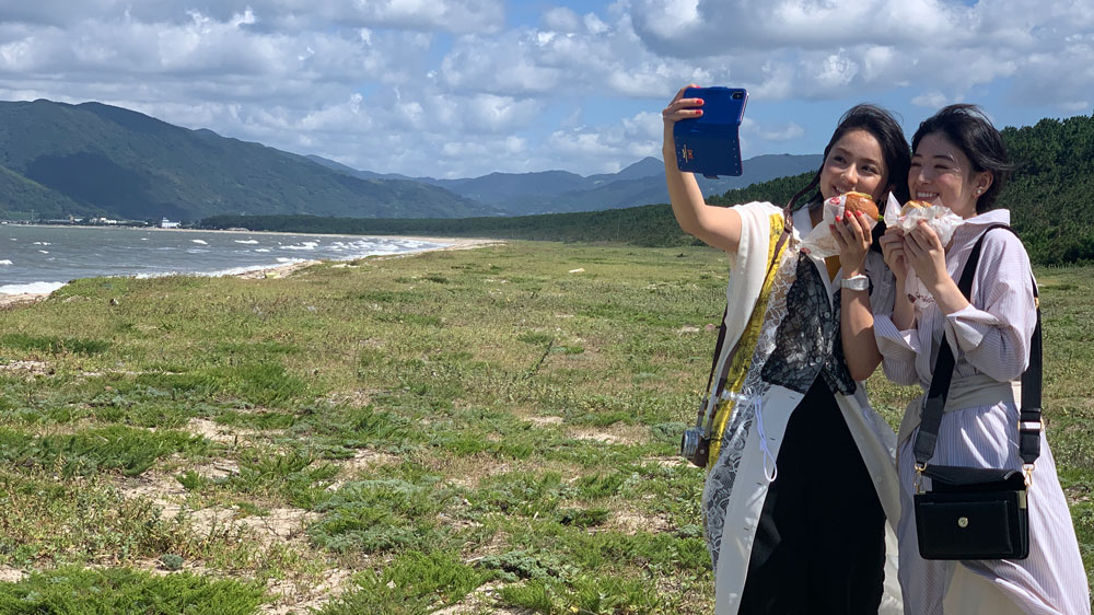 虹の松原でからつバーガーを食べる