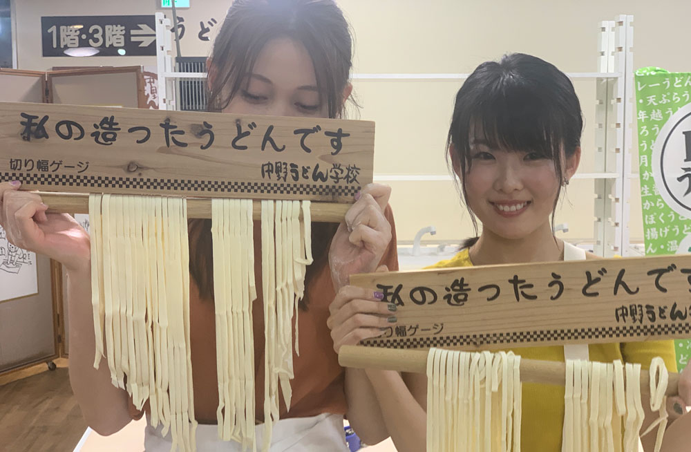 「中野うどん学校」で、二人はさぬきうどん作りを体験