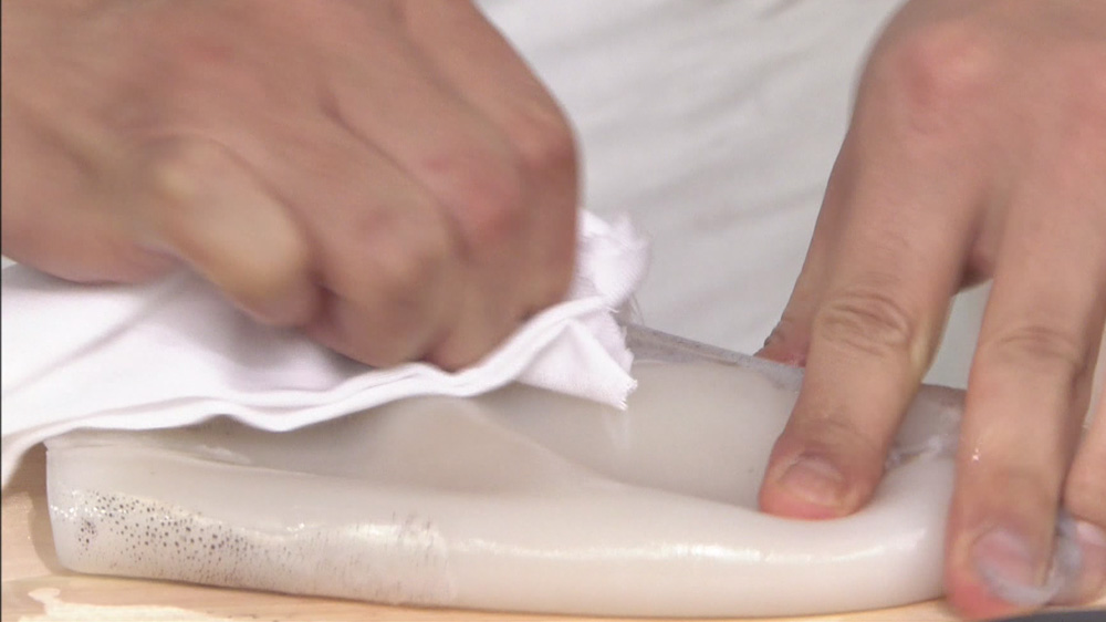 イカの皮はタオルを使うとむきやすくなる