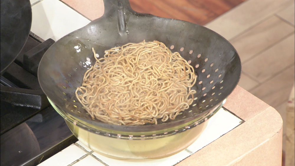 両面に焼き目がついたら麺を取り出す