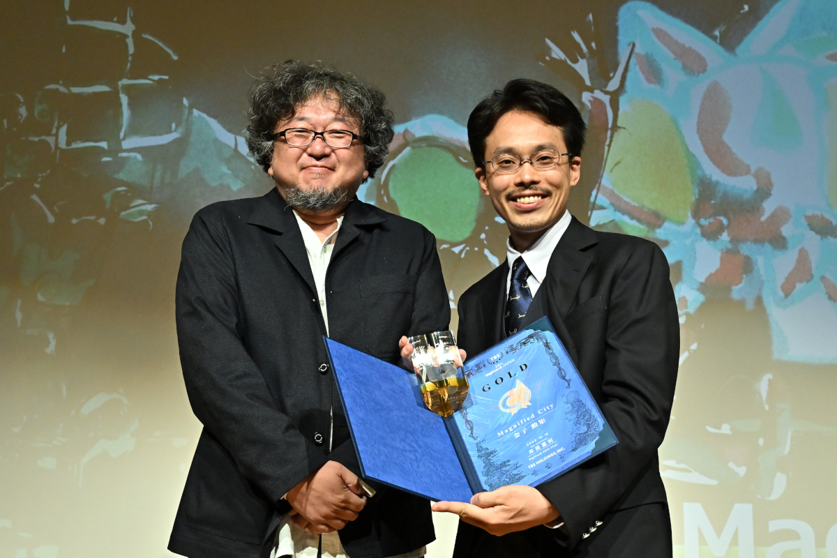 Gold受賞の金子 勲矩さん(右)と審査員の樋口 真嗣さん(左)