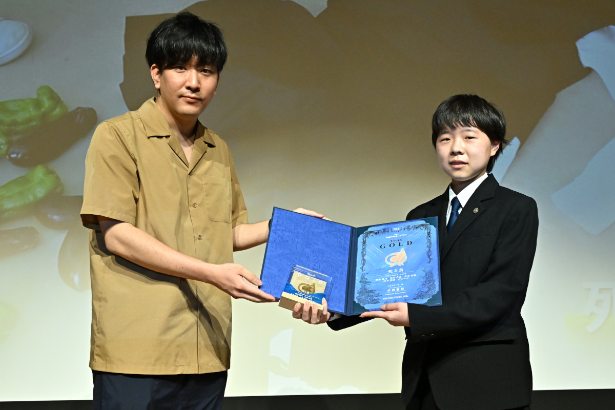 Youth Gold受賞の秋山 姫乃さん(右)と審査員の大童 澄瞳さん(左)