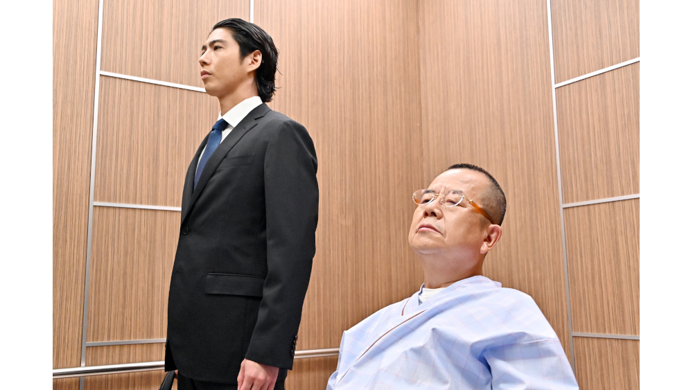音羽を従え、エレベーターで移動中の天沼