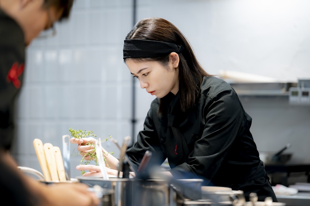 金曜ドラマ『フェルマーの料理』より小芝風花