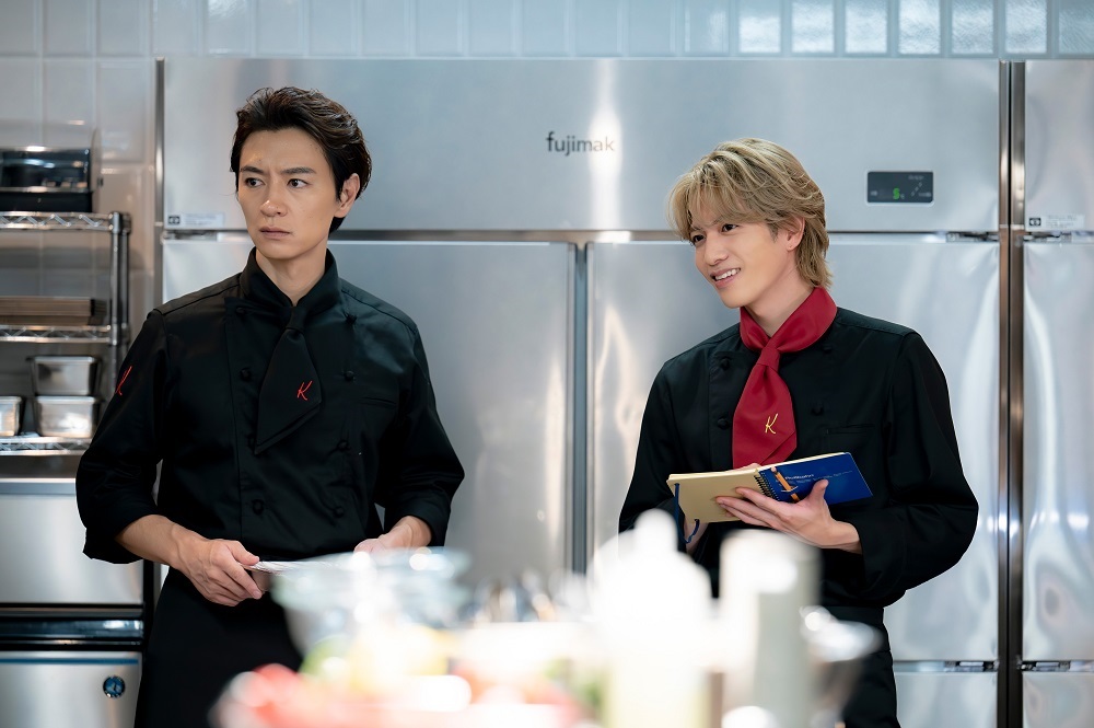 『フェルマーの料理』でレストラン「K」のスーシェフ・布袋勝也を演じる細田善彦（左）と、朝倉海を演じる志尊淳（右）